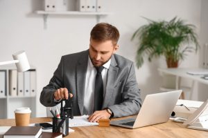 Male notary in Illinois working online