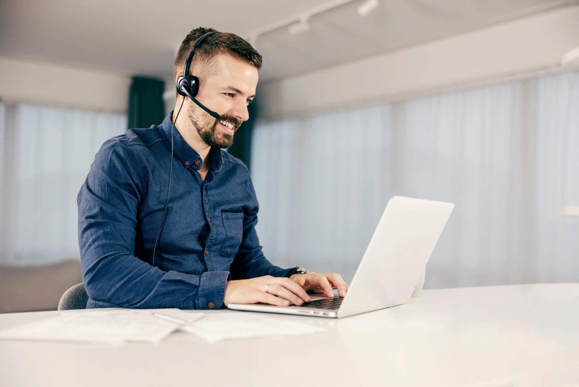 Telephone solicitor in Texas working with a customer